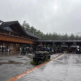 上高地バスターミナルに着きました。が、大雨の規制のためバスは運行停止中。この後約5時間、ここで足止めを食らいました。