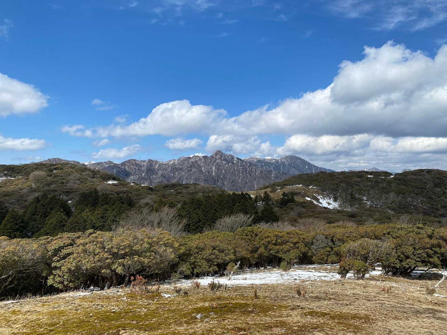 入道ヶ岳山頂から見た北の頭（中央右側）と鎌ヶ岳（正面奥）