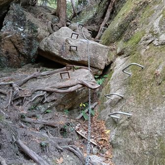 きれいな鎖としっかりした鉄製ステップありました