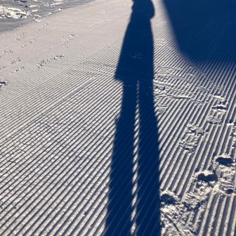 雪が枯山水のよう😊
踏み跡つけるのもったいない〜
そして、私の足長ーい😆