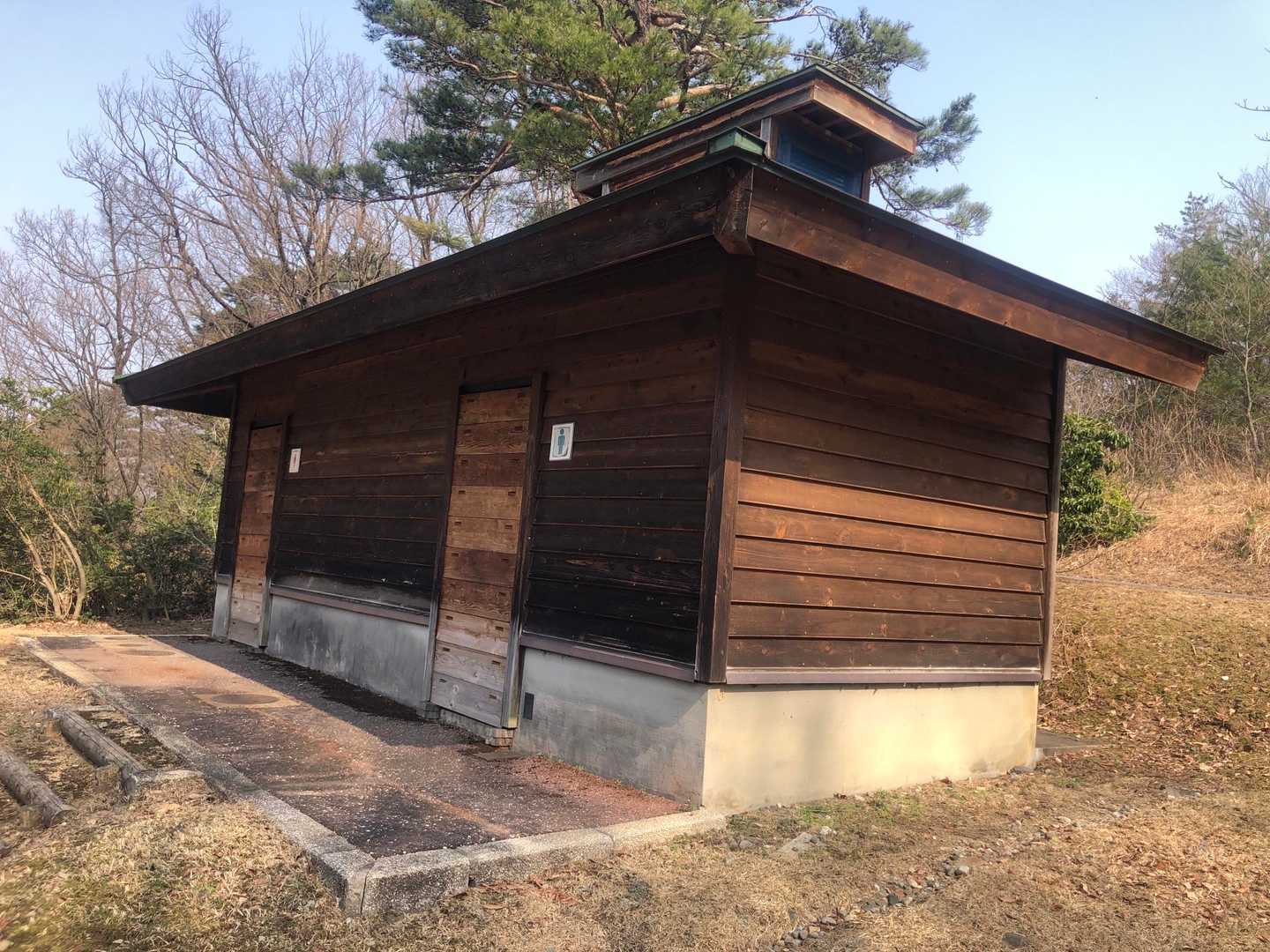 コース中盤にトイレがあります。
４月から使用可能です。
吉峰山周回3km程
吉峰山周回をトレランの練習コースにいかがででしょう。人がいないので全力で走れて〆の温泉♨️もありますよ。