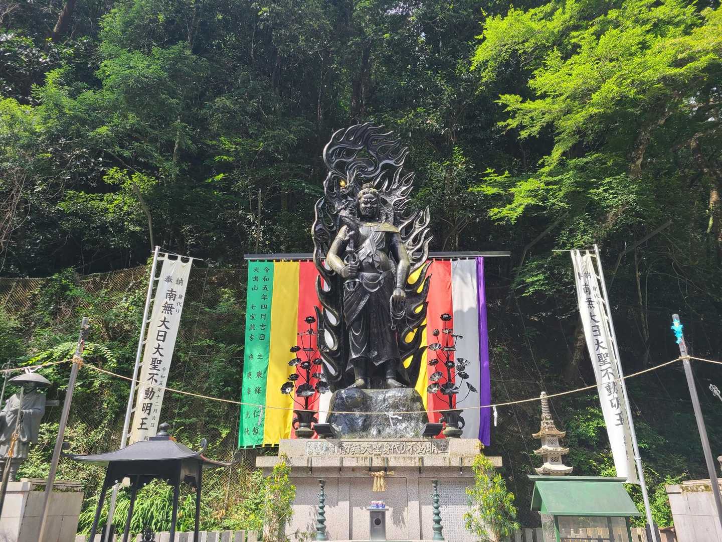 この裏手に、登山口ありました😄