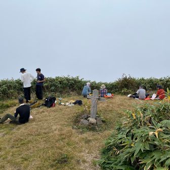 北岳から戻ると山頂は賑やかに