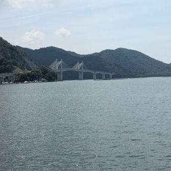 東備港から備前日生大橋を望む

橋の先は鹿久居島。

鹿久居島には24年前の5月の連休に長男、長女を連れて潮干狩り。
夢中で掘っていたら、乗船予定の船が出航。
一便あとの船で日生港に帰りましたが、「帰れなくなるかも。」と長女は非常に焦ったそうで、後々まで長女から言われています。