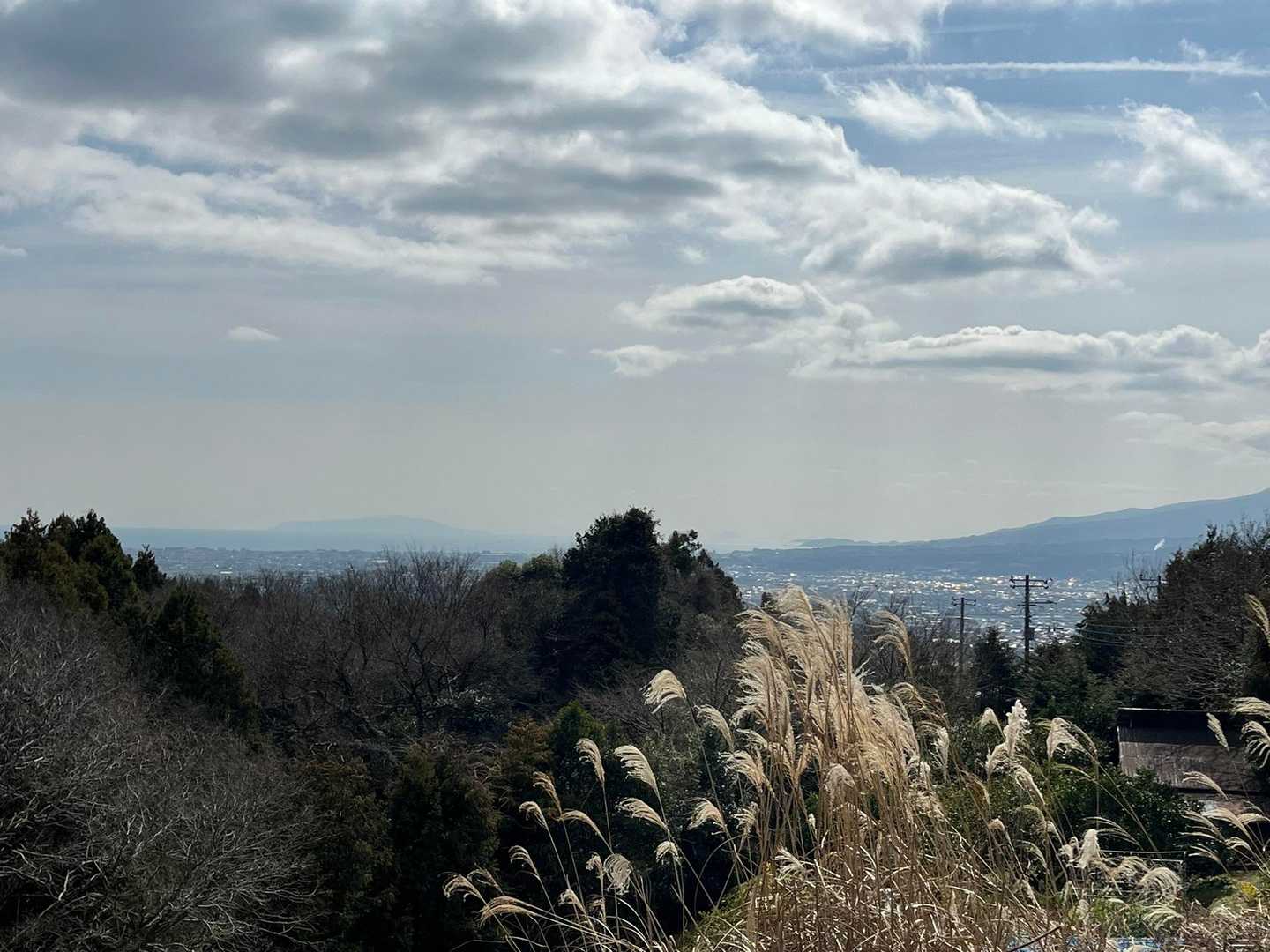 休んで下さいとの看板に誘われて
ベンチでランチ休憩
真鶴岬や大島が見えています♪