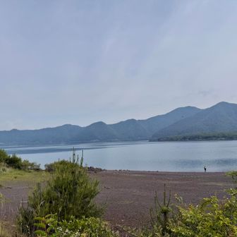 登山口手前からの本栖湖