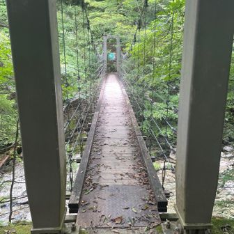 橋を渡って最後の登り