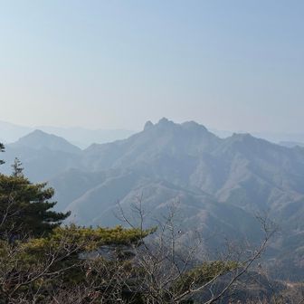 炬燵岩より四つ又山と鹿岳。