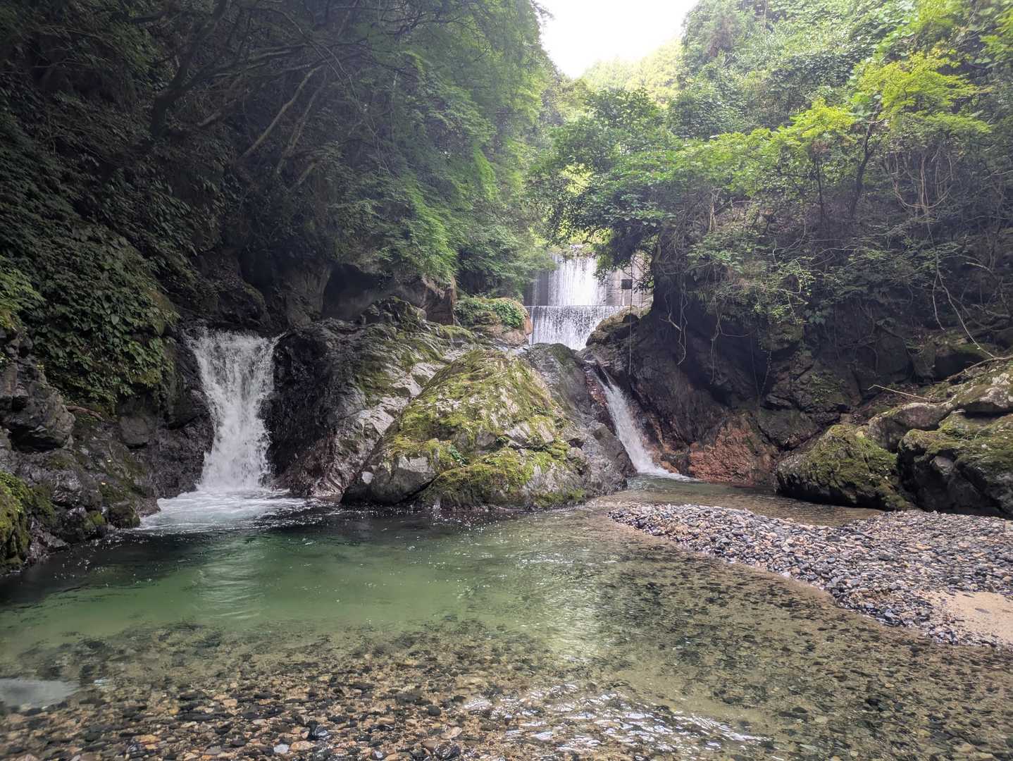 小滝の後ろに堰堤