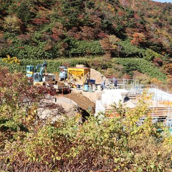 くろがね小屋の工事の様子です。すばらしい建物ができますよ、お湯がいいので、ぜひ来てくださいね。と道案内の人が云っていました。