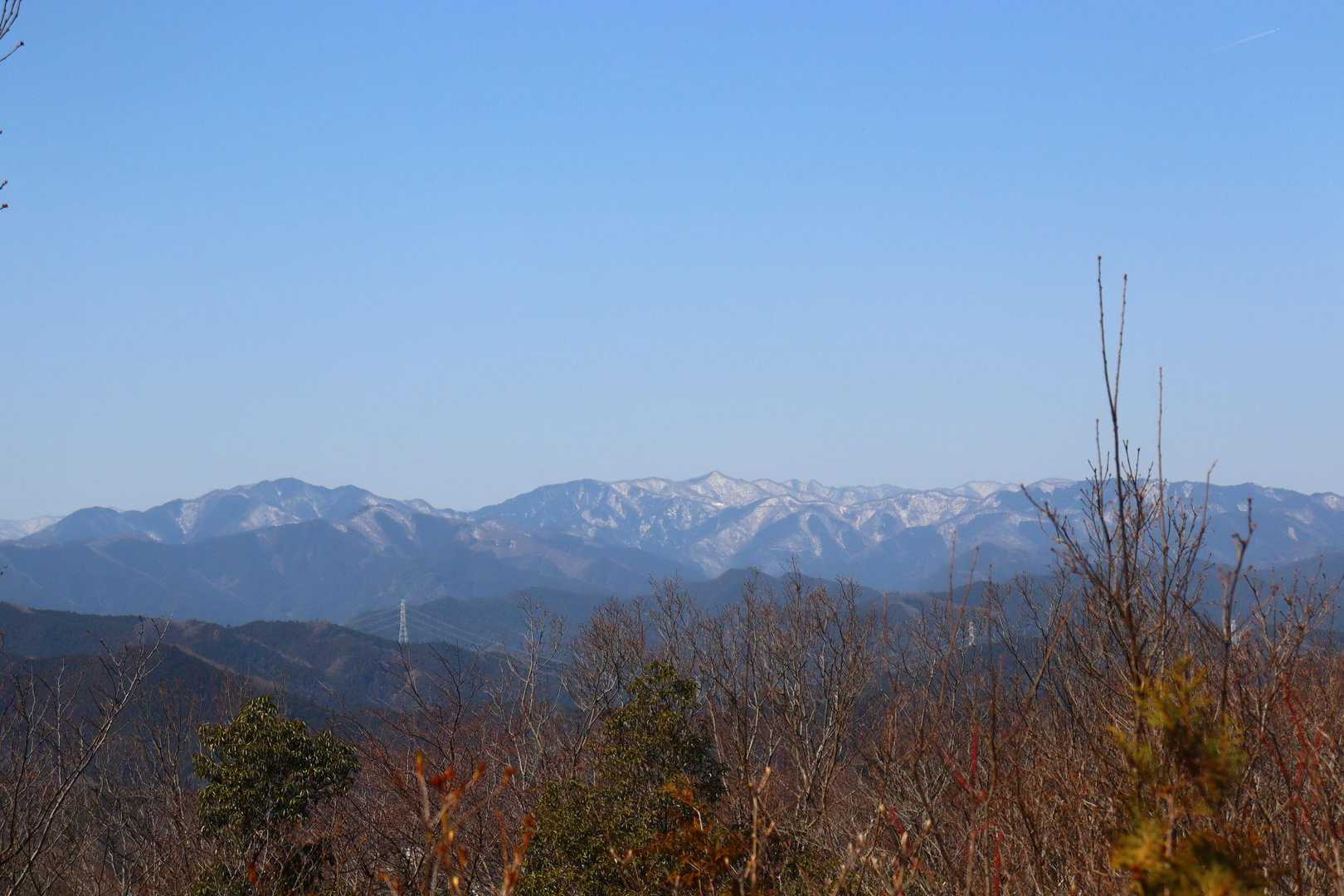 前日の雪で、山肌がくっきり見えます。