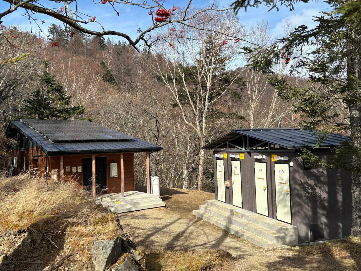 五十人平野営場の綺麗なトイレ（チップ制100円）
隣りの管理小屋は無人で閉まってました