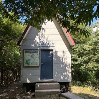 東尾根避難小屋