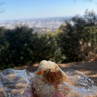 山頂おにぎりは炊き込みご飯です🍙