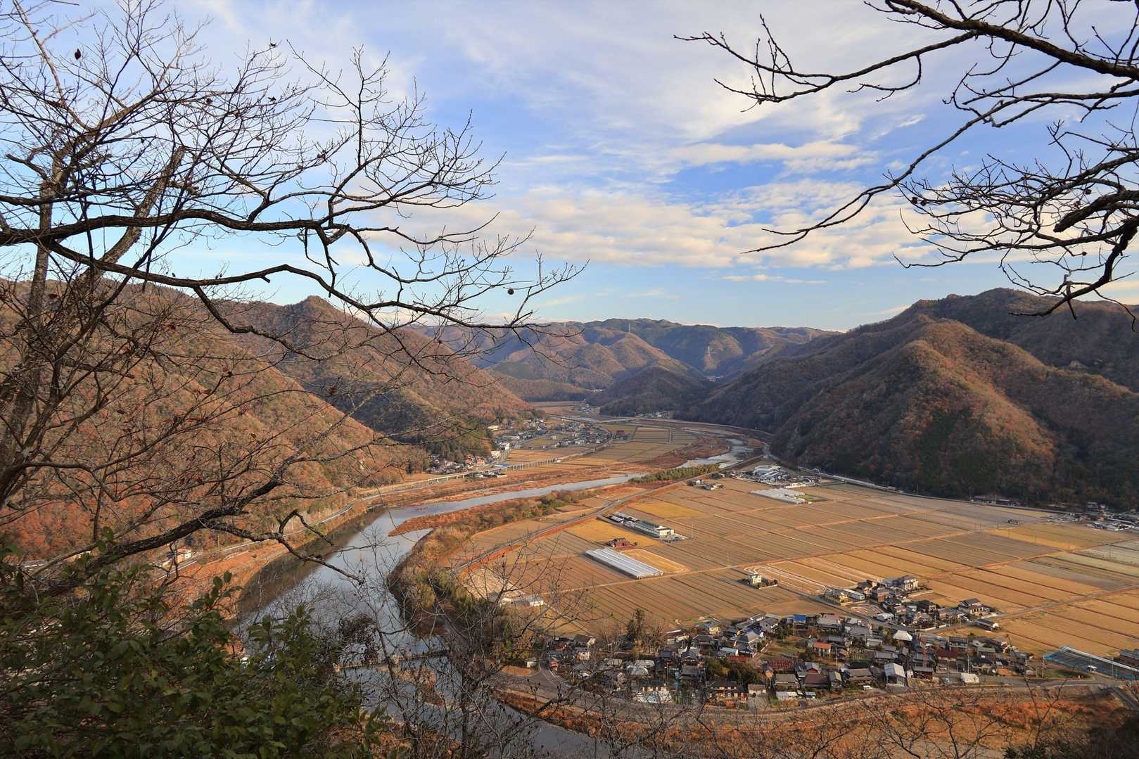 北に展望。真ん中の稜線の右端に水剣山。なんか良い景色だ