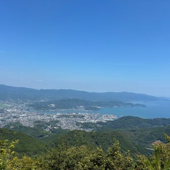 塔の尾
木陰のベンチに座り、景色を楽しんでいると涼しげな風が吹きます。😊

このまま、ずっとここに居たくなりました。😊