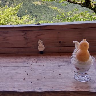 足湯と新緑とサクラあん白玉パフェ。