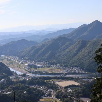 古城山(鉈尾山城)登頂！ここからは長良川をしっかり見張ることが出来ます。小倉山城もみえています。