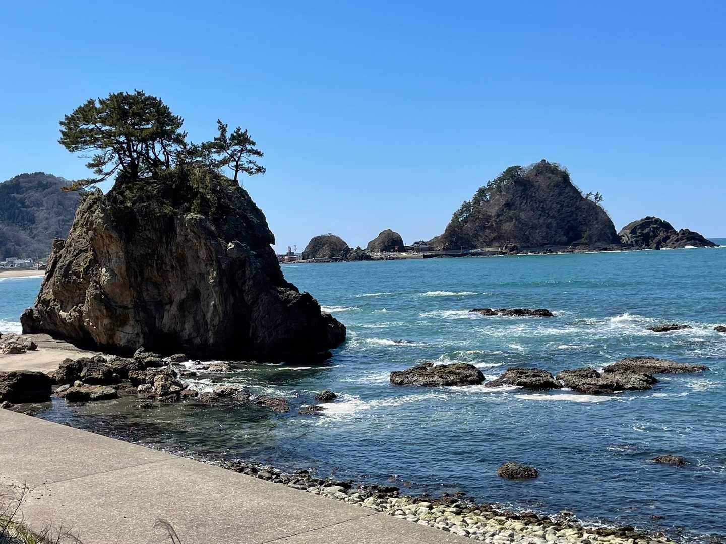 海岸まで下りてきました。白山島がきれい😊