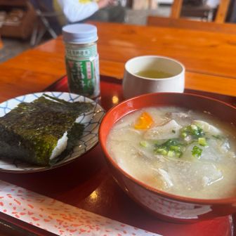 猪汁とおにぎり。
あたっかくて美味しい。臭みもない♡