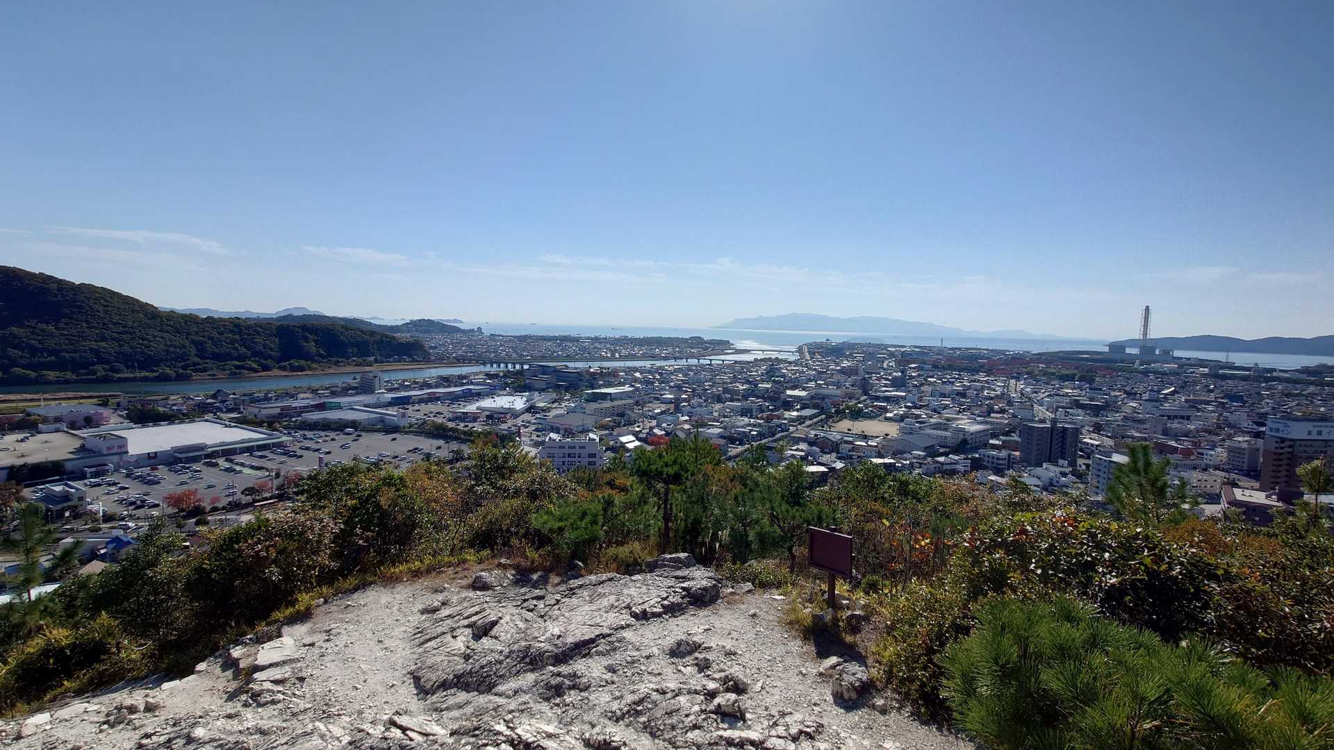 少し登ると赤穂市街が一望。