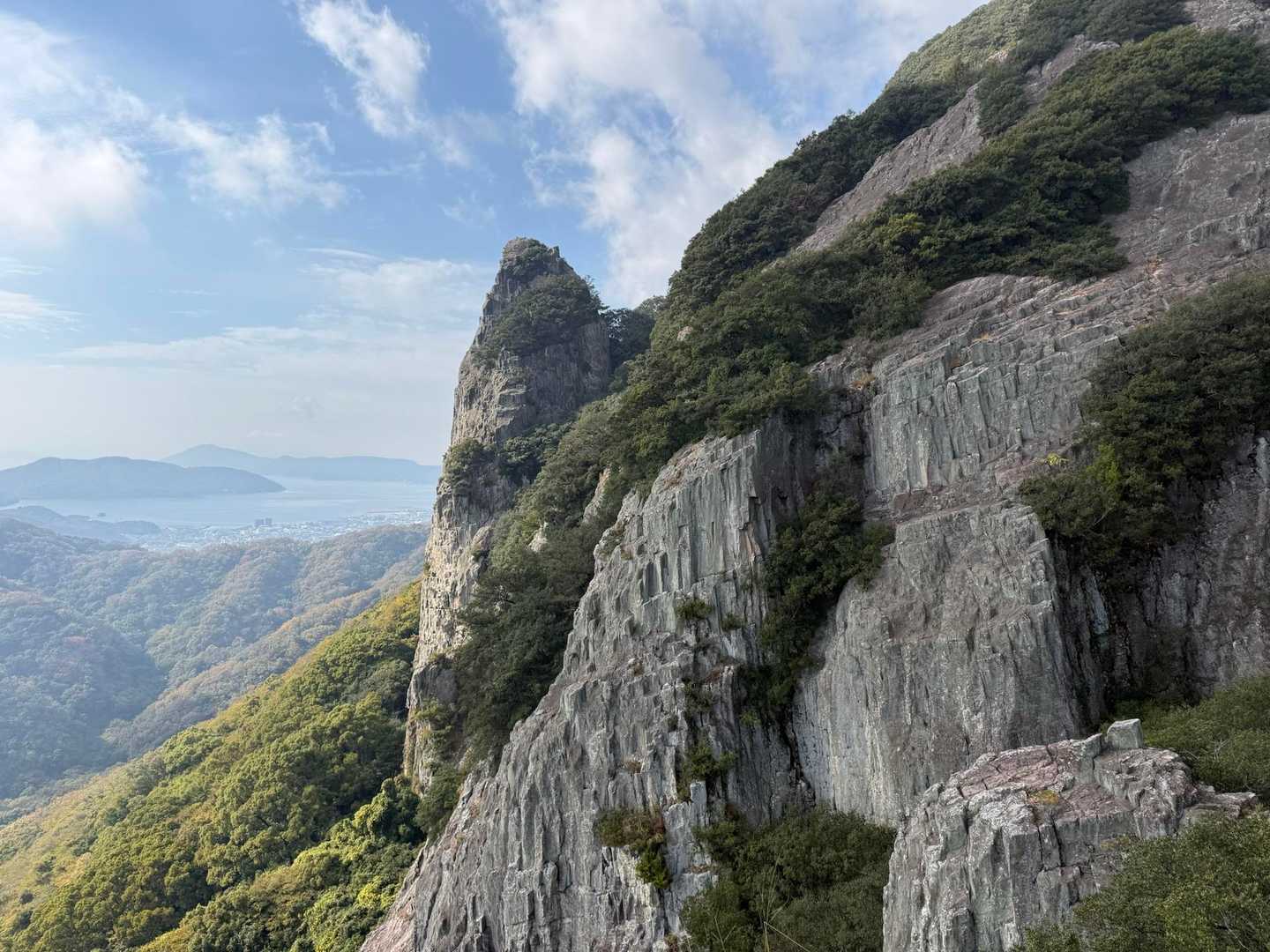 じゃーん！全貌が見えました！
このとんがった山は拇指嶽というらしくて、クライミングで小豆島では有名らしい。