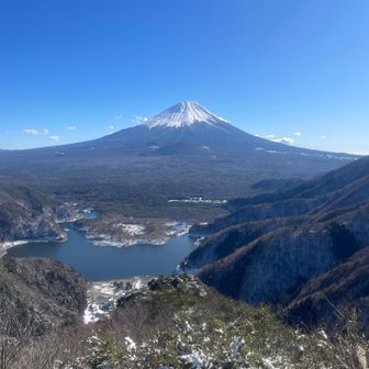 精進湖越しの富士山