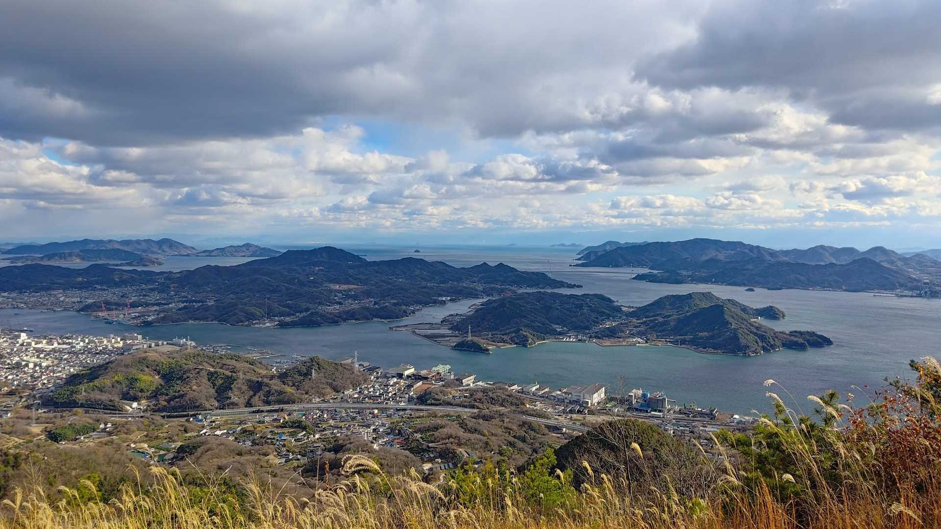 展望台付近の広場より。