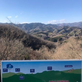 左手がさっきの堂平山や笠山、正面に大霧山や臼入山⛰️