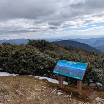 １番👈️に英彦山の山並みが見え🤓ました。日当たり☀が良いので見晴台のこの場所は❄は溶けてます💁‍♂️