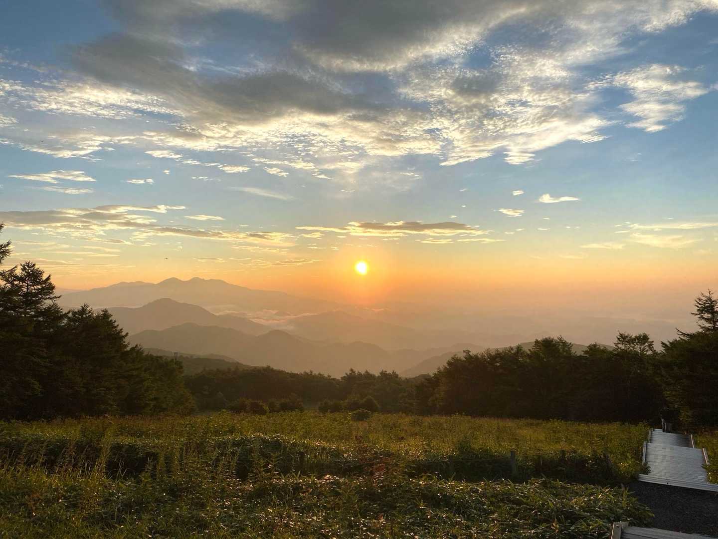 日の出人気はまだ続いているようで平日でもキスゲ平は若者達で大賑わい‼️
