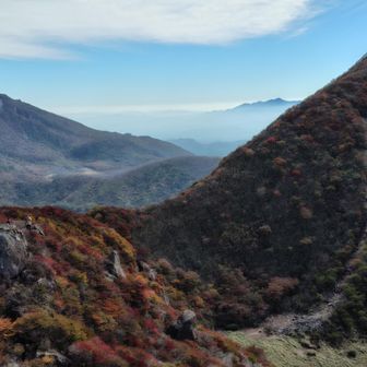 小鍋のむこうに傾山がうかんでる