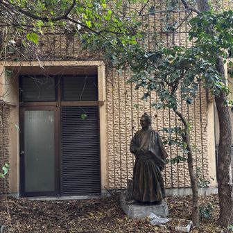 途中の倉庫に寂しく坂本龍馬像が立っていました