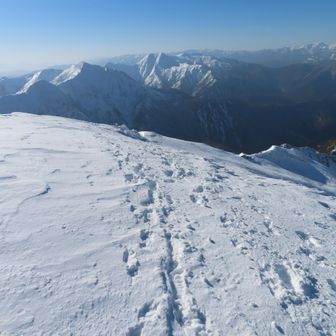 主脈方面は、すっかり陰影が濃くなりましたね

矢場ノ頭が遠いわ～😵