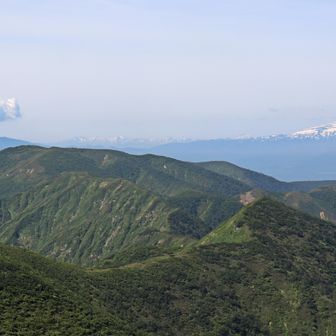 中先から振り返ると村山葉山と月山の間に朝日連峰が見えています
