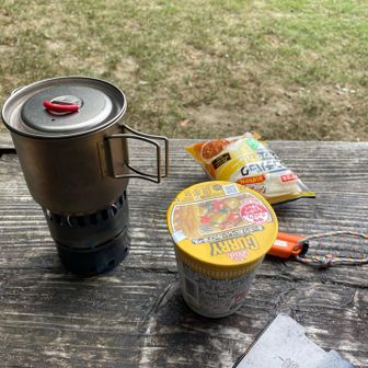 お昼は大好物のランチパックとカレーヌードル（当然？あっさりした安い方）。山で食べるカップヌードルは格別
