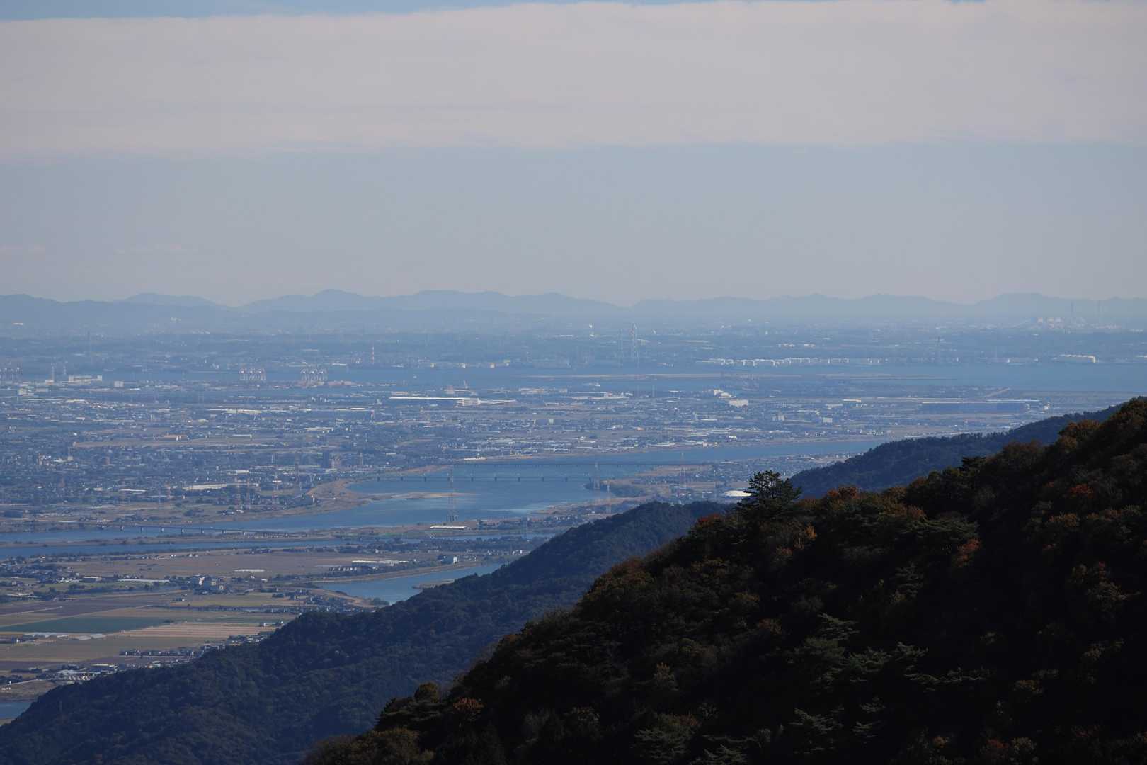 名古屋港伊勢湾方面
奥は知多半島
