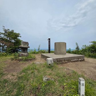 鋸山山頂 (765m)
湯殿山信仰の石祠と、一等三角点