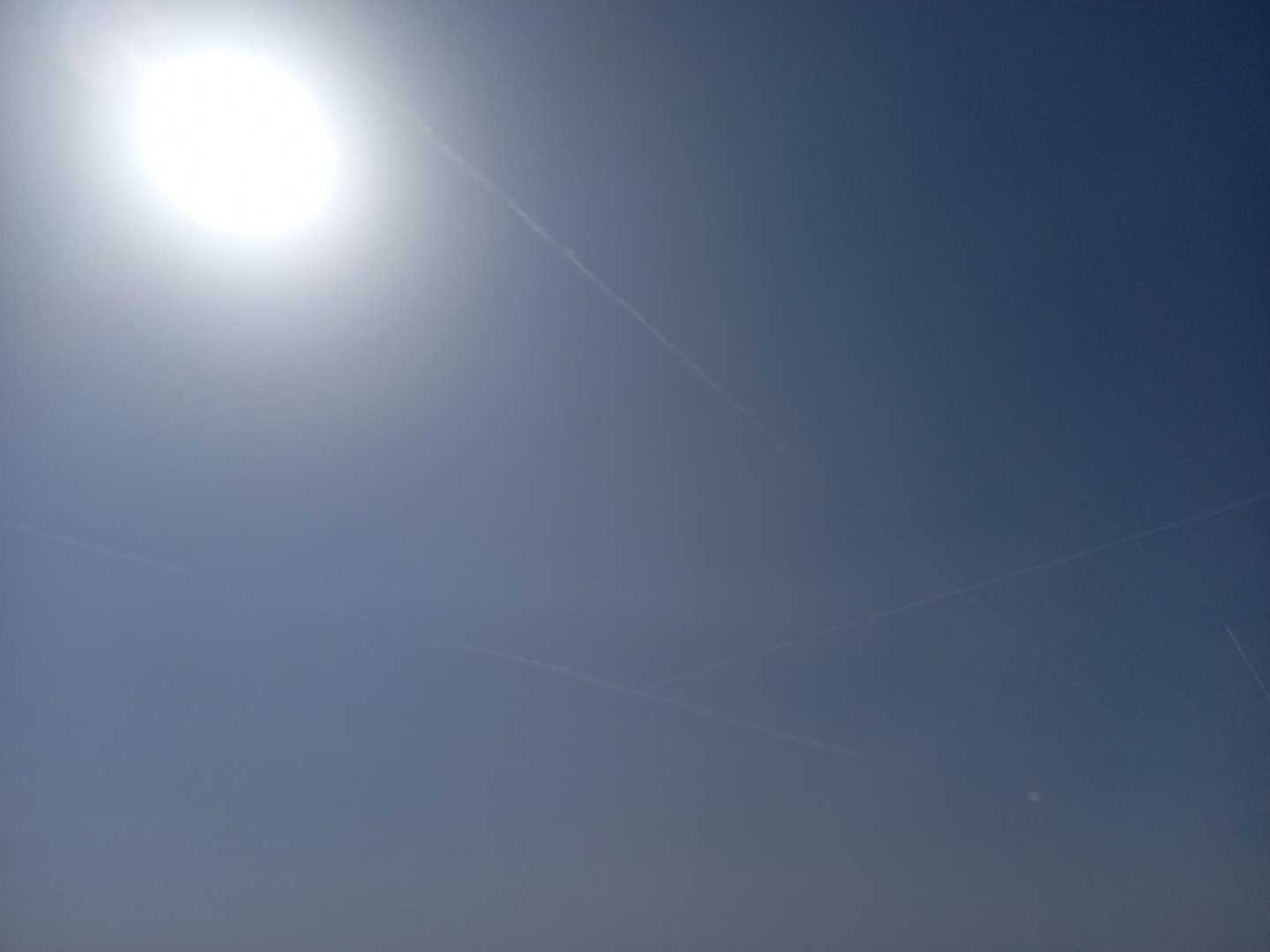 青空に飛行機雲が5本
太陽を入れようと思ったら飛行機雲が入らなかった