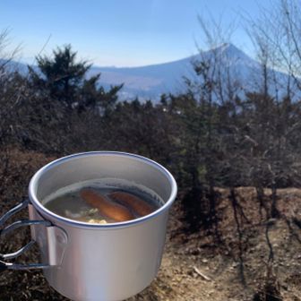 頂上で食べたけど、もっと広々して絶景のベンチが他にたくさんあった...
頂上は少し狭かったし、ちょっと木が邪魔だった