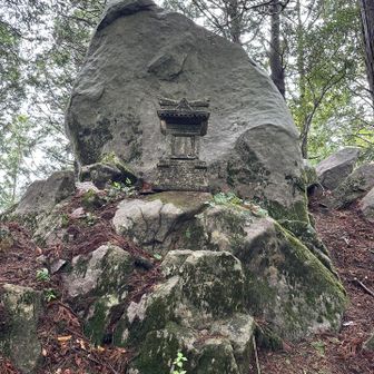 巨石と石祠