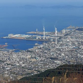 再び翠波峰展望台から。
煙突の煙がまっすぐに昇っていました。快晴無風のお天気です。
車でやって来た年配の方たちが言うには、下の具定の展望台からは、黄色い筋状の黄砂のような帯が見えていたが、ここからはもう見えなくなったとのことでした。
