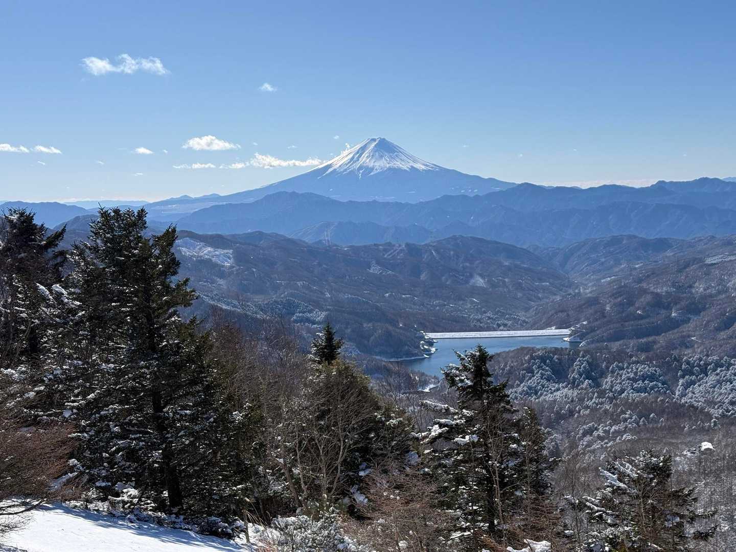 御坂山地からの富士も良いけど、御坂山地を前衛に対峙すると尚更美しく見える