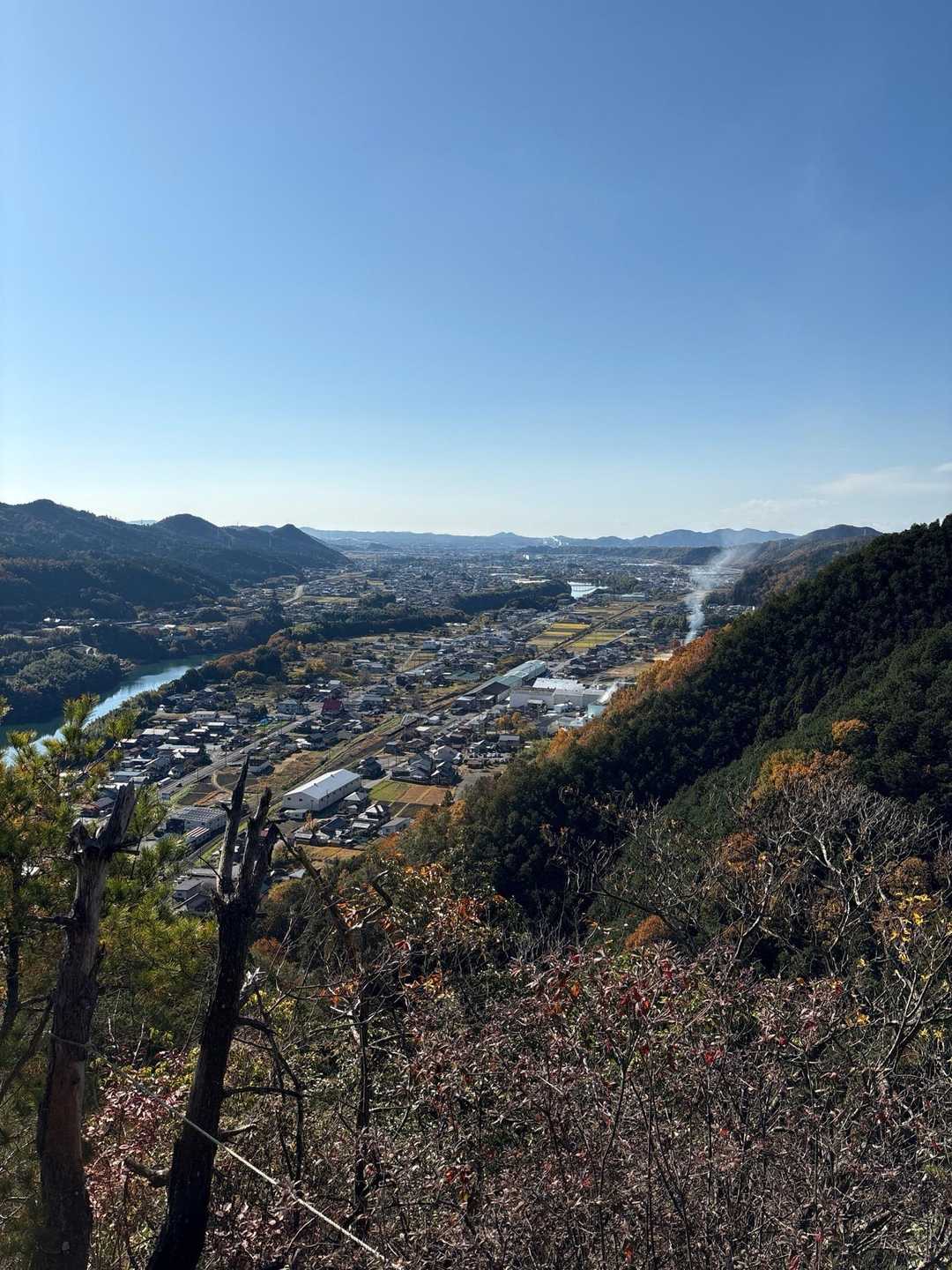 向こうは鳩吹連峰が見える