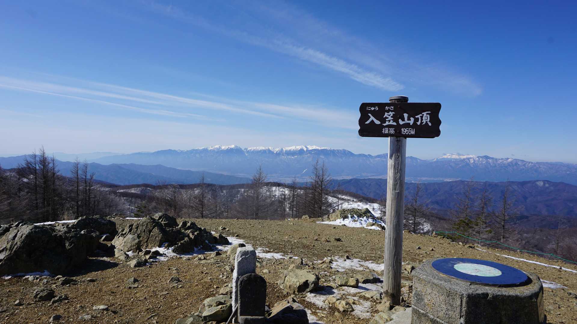 頂上直下ちょっとだけ急登で山頂へ。広い山頂からは３６０度の大展望❕