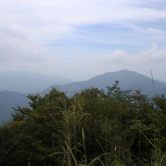 御前山、奥にうっすら三頭山が見えます。