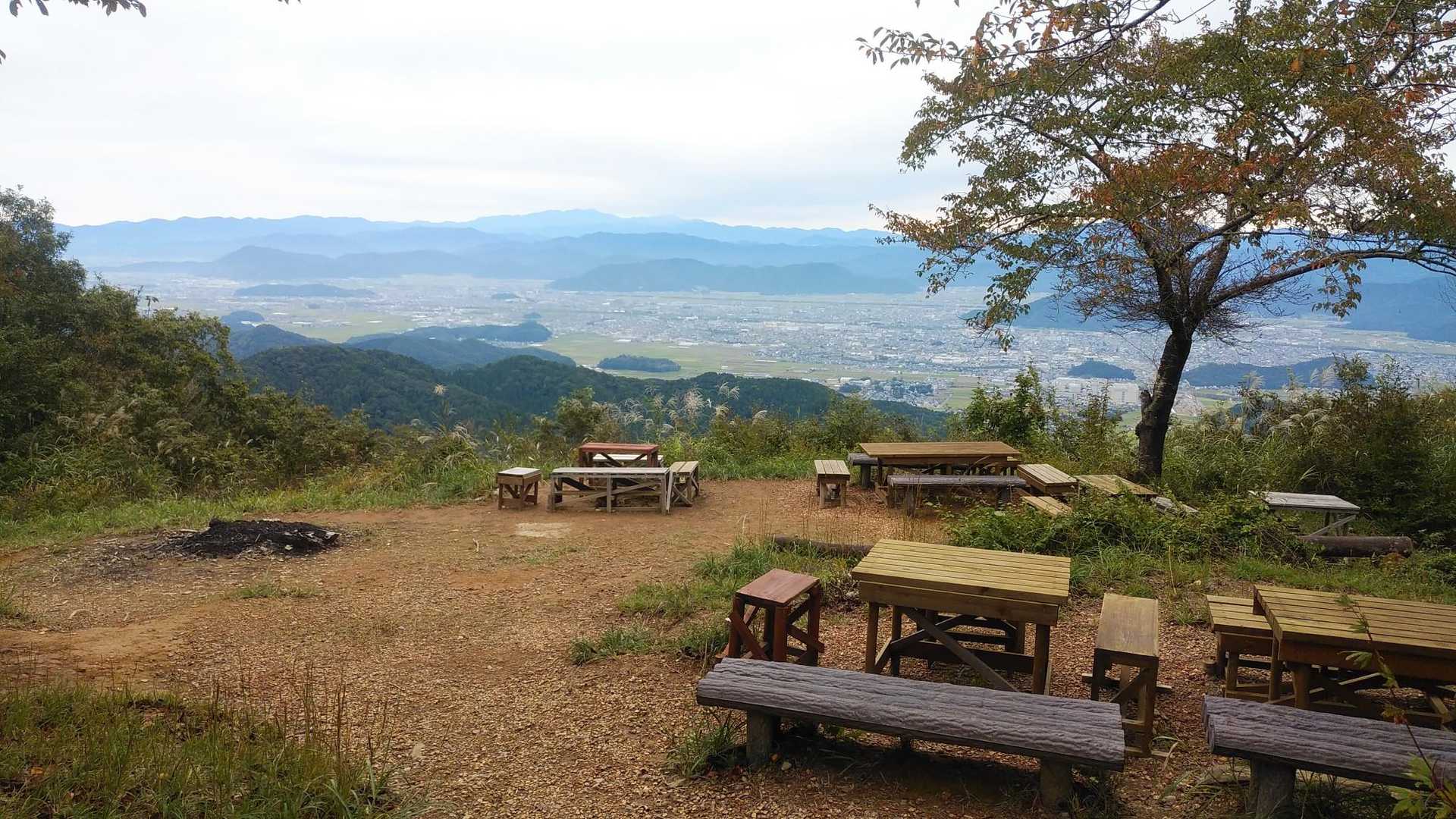 鬼伝説と鬼ヶ嶽火祭りの舞台、低山ながら登りごたえある人気峰の写真