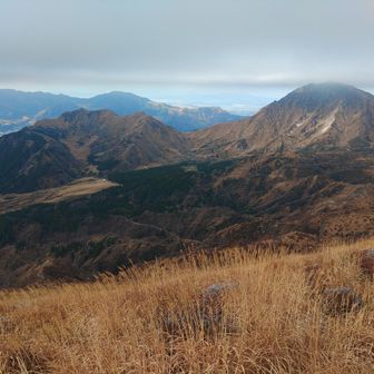 おかまど山と烏帽子岳
その後ろに俵山

かまど で変換すると釜の難しい方の竃が書けるのね～
勉強になった😆🎶

御竃門山が正解⭕
