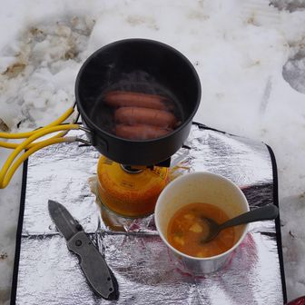本日の核心。カップのスープにコンビニの塩おにぎりをぶち込んでおじやに🥣焼きウインナーを添えて