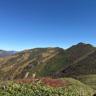 左側が朝日岳